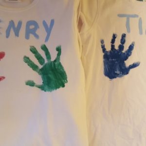 Kinder gestalten ihr eigenen T-Shirts